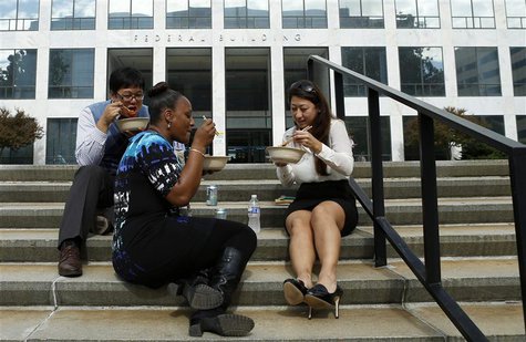 Workers have lunch on the steps of a federal in Washington October 17, 2013. REUTERS/Kevin Lamarque Workers have lunch on the steps of a federal in Washington October 17, 2013. REUTERS/Kevin Lamarque