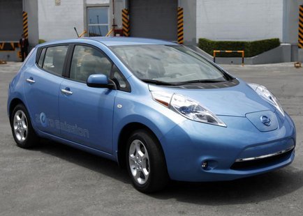 A Nissan Leaf electric car is presented to the media at the Nissan plant on the outskirts of Toluca near Mexico City June 24, 2011. REUTERS/ A Nissan Leaf electric car is presented to the media at the Nissan plant on the outskirts of Toluca near Mexico City June 24, 2011. REUTERS/
