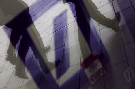 Pedestrians are reflected in a window as they walk in front of the headquarters of Deutsche Bank AG in Frankfurt September 5, 2011. REUTERS/ Pedestrians are reflected in a window as they walk in front of the headquarters of Deutsche Bank AG in Frankfurt September 5, 2011. REUTERS/