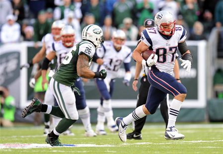 Oct 20, 2013; East Rutherford, NJ, USA; New England Patriots tight end Rob Gronkowski (87) runs after making a catch against the New York Je Oct 20, 2013; East Rutherford, NJ, USA; New England Patriots tight end Rob Gronkowski (87) runs after making a catch against the New York Je