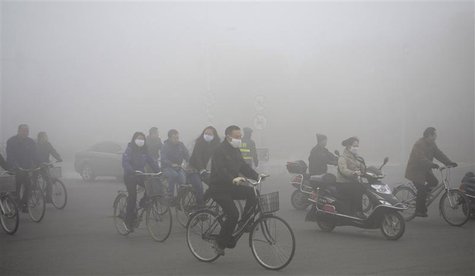 People ride along a street on a smoggy day in Daqing, Heilongjiang province, October 21, 2013. REUTERS/Stringer People ride along a street on a smoggy day in Daqing, Heilongjiang province, October 21, 2013. REUTERS/Stringer