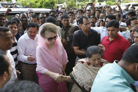Bangladesh Nationalist Party (BNP) Chairperson Begum Khaleda Zia (in pink) arrives for a rally in Dhaka October 20, 2013. REUTERS/Andrew Bir Bangladesh Nationalist Party (BNP) Chairperson Begum Khaleda Zia (in pink) arrives for a rally in Dhaka October 20, 2013. REUTERS/Andrew Bir