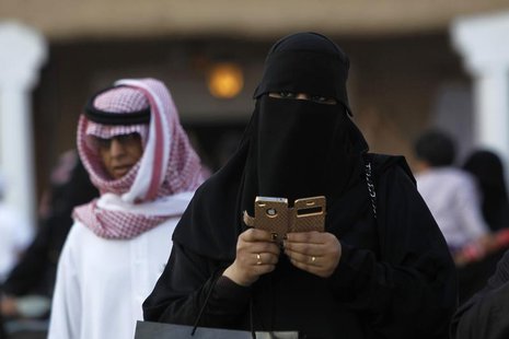 A woman using an iPhone visits the 27th Janadriya festival on the outskirts of Riyadh in this February 13, 2012 file photo. REUTERS/Fahad Sh A woman using an iPhone visits the 27th Janadriya festival on the outskirts of Riyadh in this February 13, 2012 file photo. REUTERS/Fahad Sh