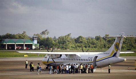 People form a line to board a plane in Yangon airport October 2, 2013. REUTERS/Soe Zeya Tun People form a line to board a plane in Yangon airport October 2, 2013. REUTERS/Soe Zeya Tun