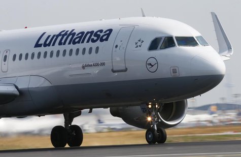 A Lufthansa Airbus A 320 takes off on runway "Startbahn West" at Frankfurt airport July 12, 2013. REUTERS/Ralph Orlowski A Lufthansa Airbus A 320 takes off on runway "Startbahn West" at Frankfurt airport July 12, 2013. REUTERS/Ralph Orlowski