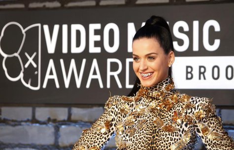 Singer Katy Perry shows off her bejeweled teeth on arrival for the 2013 MTV Video Music Awards in New York August 25, 2013. REUTERS/Andrew K Singer Katy Perry shows off her bejeweled teeth on arrival for the 2013 MTV Video Music Awards in New York August 25, 2013. REUTERS/Andrew K
