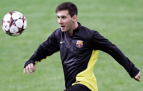 Barcelona's Lionel Messi looks at the ball during a training session at the San Siro stadium in Milan October 21, 2013. REUTERS/Alessandro G Barcelona's Lionel Messi looks at the ball during a training session at the San Siro stadium in Milan October 21, 2013. REUTERS/Alessandro G