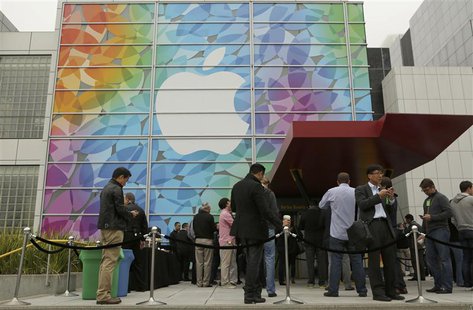 People line up for the Apple event at the Yerba Buena centre in San Francisco, California October 22, 2013. REUTERS/Robert Galbraith People line up for the Apple event at the Yerba Buena centre in San Francisco, California October 22, 2013. REUTERS/Robert Galbraith