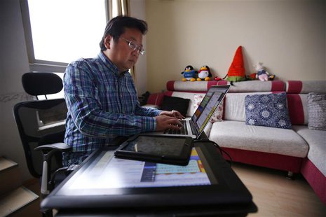 Chinese cartoonist Wang Liming uses his computer inside his apartment before an interview with Reuters in Beijing, Ocotober 22, 2013. REUTER Chinese cartoonist Wang Liming uses his computer inside his apartment before an interview with Reuters in Beijing, Ocotober 22, 2013. REUTER
