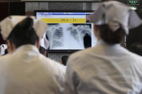 Doctors and nurses attend a training course for the treatment of the H7N9 virus at a hospital, where a H7N9 patient is being treated, in Han Doctors and nurses attend a training course for the treatment of the H7N9 virus at a hospital, where a H7N9 patient is being treated, in Han