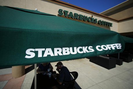 Customers enjoy their drinks outside a newly designed Starbucks coffee shop in Fountain Valley, California August 22, 2013. REUTERS/Mike Bla Customers enjoy their drinks outside a newly designed Starbucks coffee shop in Fountain Valley, California August 22, 2013. REUTERS/Mike Bla