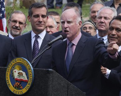 California Governor Jerry Brown (C) speaks during ceremonies before signing AB60 into law in Los Angeles October 3, 2013. REUTERS/Fred Prous California Governor Jerry Brown (C) speaks during ceremonies before signing AB60 into law in Los Angeles October 3, 2013. REUTERS/Fred Prous