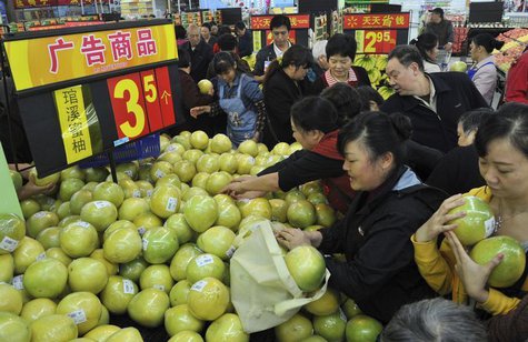 Customers choose pomelos at a Wal-Mart Supercenter in Chongqing municipality October 25, 2011. REUTERS/Stringer Customers choose pomelos at a Wal-Mart Supercenter in Chongqing municipality October 25, 2011. REUTERS/Stringer