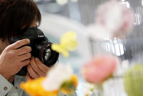 A man tries out a Canon Inc's new digital SLR camera EOS-1D X at a Canon showroom in Tokyo April 24, 2012. REUTERS/Toru Hanai A man tries out a Canon Inc's new digital SLR camera EOS-1D X at a Canon showroom in Tokyo April 24, 2012. REUTERS/Toru Hanai