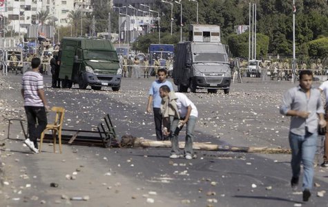 Protesters block a road during clashes with riot police in front of Al-Azhar University in Cairo October 20, 2013. REUTERS/Mohamed Abd El Gh Protesters block a road during clashes with riot police in front of Al-Azhar University in Cairo October 20, 2013. REUTERS/Mohamed Abd El Gh