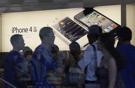 Customers are seen at an Apple store in Beijing August 24, 2012. REUTERS/Jason Lee Customers are seen at an Apple store in Beijing August 24, 2012. REUTERS/Jason Lee