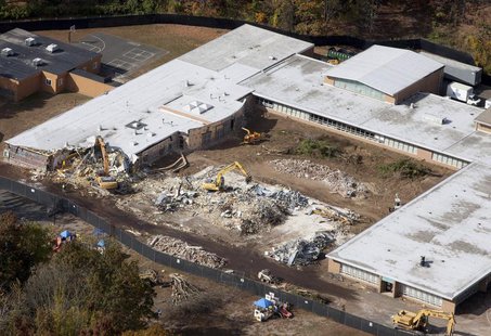 Demolition work is underway at Sandy Hook Elementary School in Newtown, Connecticut October 25, 2013. REUTERS/Michelle McLoughlin Demolition work is underway at Sandy Hook Elementary School in Newtown, Connecticut October 25, 2013. REUTERS/Michelle McLoughlin