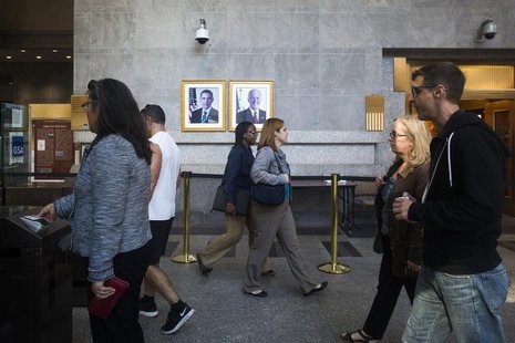 Federal workers enter the Ted Weiss Federal Building in the lower Manhattan area of New York October 17, 2013. REUTERS/Brendan McDermid Federal workers enter the Ted Weiss Federal Building in the lower Manhattan area of New York October 17, 2013. REUTERS/Brendan McDermid