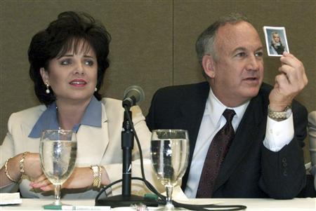 Patsy Ramsey and her husband, John Ramsey shows a photo their daughter JonBenet during a press conference in Atlanta, Georgia where they released the results of an independant lie detector test, May 24, 2000. REUTERS/stringer/files Patsy Ramsey and her husband, John Ramsey shows a photo their daughter JonBenet during a press conference in Atlanta, Georgia where they released the results of an independant lie detector test, May 24, 2000. REUTERS/stringer/files