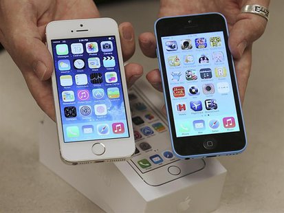 An employee shows the the front of a new Apple iPhone 5C (R) and iPhone 5 S (L) at a Verizon store in Orem, Utah September 19, 2013. REUTERS An employee shows the the front of a new Apple iPhone 5C (R) and iPhone 5 S (L) at a Verizon store in Orem, Utah September 19, 2013. REUTERS
