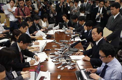 Mizuho Financial Group President Yasuhiro Sato (2nd R) attends a news conference at the Bank of Japan headquarters in Tokyo October 28, 2013 Mizuho Financial Group President Yasuhiro Sato (2nd R) attends a news conference at the Bank of Japan headquarters in Tokyo October 28, 2013