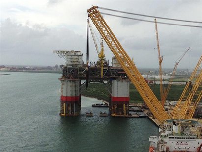 Chevron Corp assembles two ultramodern deepwater oil production platforms at a shipyard in Ingleside, Texas, September 20, 2013. REUTERS/Kri Chevron Corp assembles two ultramodern deepwater oil production platforms at a shipyard in Ingleside, Texas, September 20, 2013. REUTERS/Kri