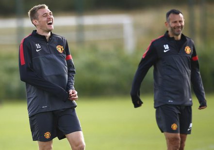 Manchester United's Darren Flectcher (L) laughs during a training session at the Carrington complex in Manchester, northern England, Septemb Manchester United's Darren Flectcher (L) laughs during a training session at the Carrington complex in Manchester, northern England, Septemb