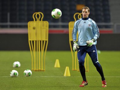 Germany's goalkeeper Manuel Neuer takes part in a soccer training session at Friends Arena in Stockholm October 14, 2013. REUTERS/Jonas Ekst Germany's goalkeeper Manuel Neuer takes part in a soccer training session at Friends Arena in Stockholm October 14, 2013. REUTERS/Jonas Ekst