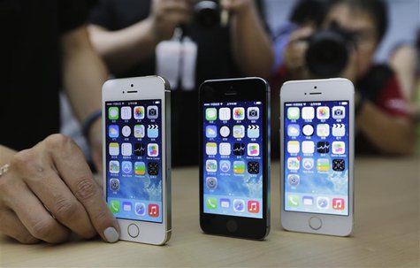 A staff member sets up the new iPhone 5Ss for a display picture at Apple Inc's announcement event in Beijing, September 11, 2013. REUTERS/Ja A staff member sets up the new iPhone 5Ss for a display picture at Apple Inc's announcement event in Beijing, September 11, 2013. REUTERS/Ja