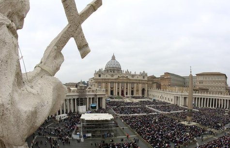 A view of St Peter's Square as Pope Francis celebrates a mass in the Vatican October 27, 2013. REUTERS/Alessandro Bianchi A view of St Peter's Square as Pope Francis celebrates a mass in the Vatican October 27, 2013. REUTERS/Alessandro Bianchi