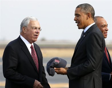 U.S. President Barack Obama is given a Red Sox baseball cap by Boston Mayor Thomas Menino upon his arrival in Boston October 30, 2013. REUTE U.S. President Barack Obama is given a Red Sox baseball cap by Boston Mayor Thomas Menino upon his arrival in Boston October 30, 2013. REUTE