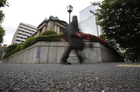 A man walks past the Bank of Japan building in Tokyo May 29, 2013. REUTERS/Yuya Shino A man walks past the Bank of Japan building in Tokyo May 29, 2013. REUTERS/Yuya Shino