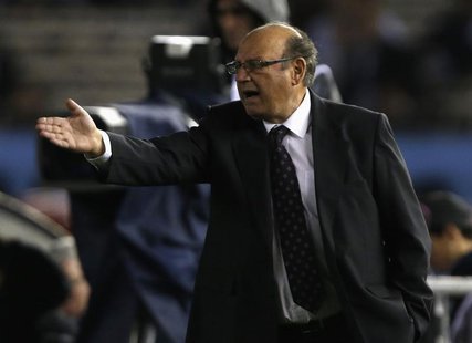 Peru's coach Sergio Markarian reacts during their 2014 World Cup qualifying soccer match against Argentina in Buenos Aires, October 11, 2013 Peru's coach Sergio Markarian reacts during their 2014 World Cup qualifying soccer match against Argentina in Buenos Aires, October 11, 2013