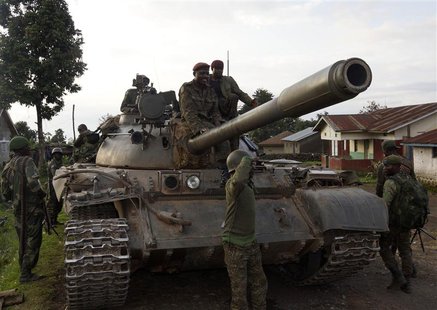 Congolese soldiers arrive atop a tank in Bunagana, north of Goma October 30, 2013. REUTERS/Kenny Katombe Congolese soldiers arrive atop a tank in Bunagana, north of Goma October 30, 2013. REUTERS/Kenny Katombe