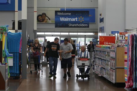 Customers shop at a Walmart Supercenter in Rogers, Arkansas June 6, 2013. REUTERS/Rick Wilking Customers shop at a Walmart Supercenter in Rogers, Arkansas June 6, 2013. REUTERS/Rick Wilking