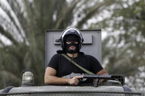 A riot police maintains order on al-Azhar university campus after clashes broke out during student protests in Cairo October 30, 2013. REUTE A riot police maintains order on al-Azhar university campus after clashes broke out during student protests in Cairo October 30, 2013. REUTE