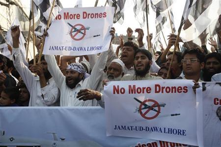 Supporters of the Jamaat-ud-Dawa Islamic organization hold placards and party flags as they shout slogans during a protest, against U.S. drone attacks in the Pakistani tribal region, in Lahore November 1, 2013. Credit: Reuters/Mohsin Raza
Supporters of the Jamaat-ud-Dawa Islamic organization hold placards and party flags as they shout slogans during a protest, against U.S. drone attacks in the Pakistani tribal region, in Lahore November 1, 2013. Credit: Reuters/Mohsin Raza