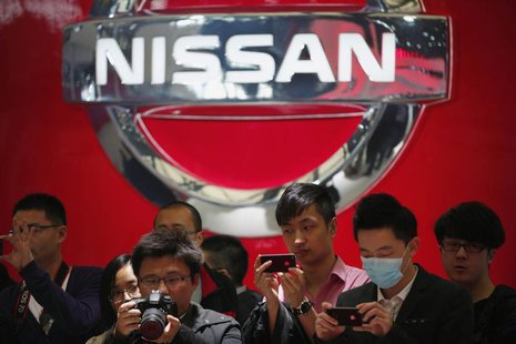People take pictures of Nissan cars during the 15th Shanghai International Automobile Industry Exhibition in Shanghai April 21, 2013. REUTER People take pictures of Nissan cars during the 15th Shanghai International Automobile Industry Exhibition in Shanghai April 21, 2013. REUTER