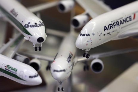 Scale models of Alitalia and Airfrance airplanes are displayed at a shop selling models of vehicles in Rome October 31, 2013. REUTERS/Alessa Scale models of Alitalia and Airfrance airplanes are displayed at a shop selling models of vehicles in Rome October 31, 2013. REUTERS/Alessa
