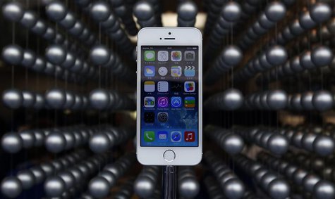 Apple's new iPhone 5S is displayed at an Apple shop in Tokyo's Ginza shopping district, September 20, 2013. REUTERS/Yuya Shino Apple's new iPhone 5S is displayed at an Apple shop in Tokyo's Ginza shopping district, September 20, 2013. REUTERS/Yuya Shino
