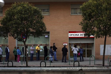 People wait to enter a government-run employment office in Madrid October 2, 2013. REUTERS/Susana Vera People wait to enter a government-run employment office in Madrid October 2, 2013. REUTERS/Susana Vera
