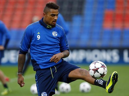Schalke 04's Kevin-Prince Boateng controls the ball during a training session in Basel September 30, 2013. REUTERS/Ruben Sprich Schalke 04's Kevin-Prince Boateng controls the ball during a training session in Basel September 30, 2013. REUTERS/Ruben Sprich