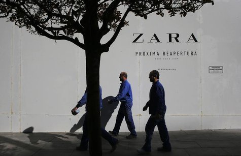 Workers walks past a Zara store closed for renovation in downtown Madrid March 20, 2013. REUTER/Susana Vera Workers walks past a Zara store closed for renovation in downtown Madrid March 20, 2013. REUTER/Susana Vera