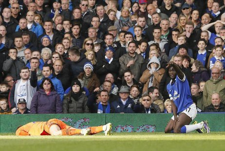 Tottenham Hotspur's goalkeeper Hugo Lloris (L) lies injured after a collision with Everton's Romalu Lukaku (R) during their English Premier Tottenham Hotspur's goalkeeper Hugo Lloris (L) lies injured after a collision with Everton's Romalu Lukaku (R) during their English Premier