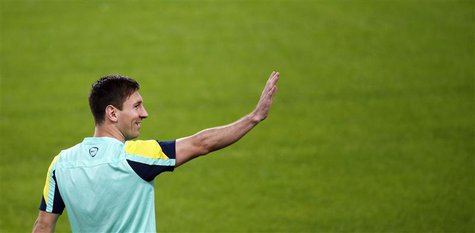 Barcelona's Lionel Messi salutes during a training session at Camp Nou stadium in Barcelona, October 25, 2013. REUTERS/Albert Gea Barcelona's Lionel Messi salutes during a training session at Camp Nou stadium in Barcelona, October 25, 2013. REUTERS/Albert Gea