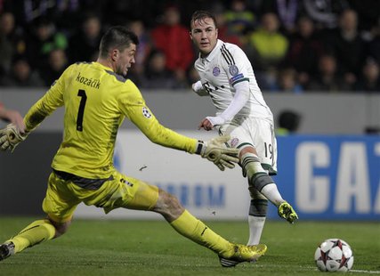 Bayern Munich's Mario Goetze (R) challenges Viktoria Plzen's goalkeeper Matus Kozacik during their Champions League soccer match in Plzen No Bayern Munich's Mario Goetze (R) challenges Viktoria Plzen's goalkeeper Matus Kozacik during their Champions League soccer match in Plzen No