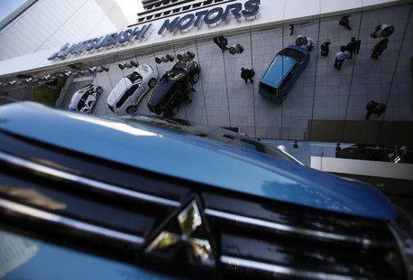 Mitsubishi Motors Corp's vehicles are seen at the company headquarters in Tokyo November 6, 2013. REUTERS/Issei Kato Mitsubishi Motors Corp's vehicles are seen at the company headquarters in Tokyo November 6, 2013. REUTERS/Issei Kato