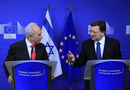 Israel's President Shimon Peres (L) holds a joint news conference with European Commission President Jose Manuel Barroso at the EC headquart Israel's President Shimon Peres (L) holds a joint news conference with European Commission President Jose Manuel Barroso at the EC headquart