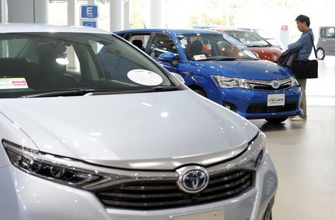 A man looks at Toyota Motor's cars at the company's showroom in Tokyo November 6, 2013. REUTERS/Toru Hanai A man looks at Toyota Motor's cars at the company's showroom in Tokyo November 6, 2013. REUTERS/Toru Hanai
