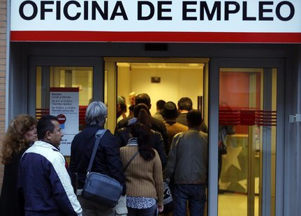 People enter a government-run employment office in Madrid October 24, 2013. REUTERS/Sergio Perez People enter a government-run employment office in Madrid October 24, 2013. REUTERS/Sergio Perez